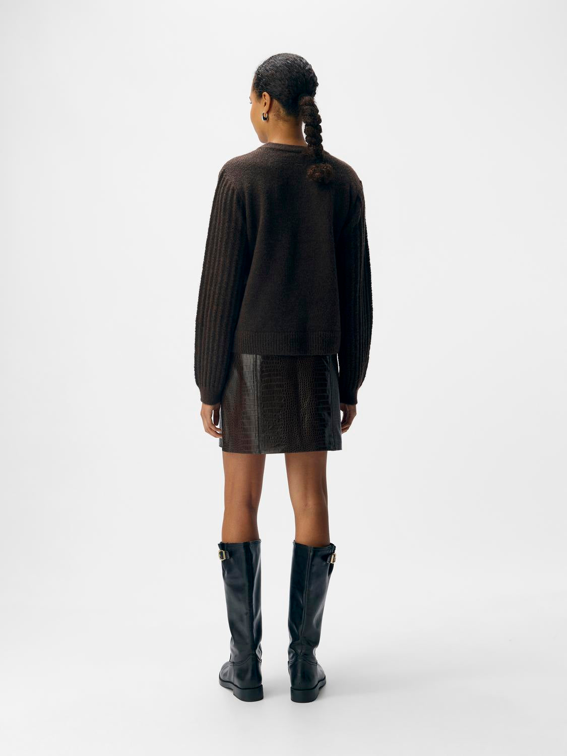 model_shot-back